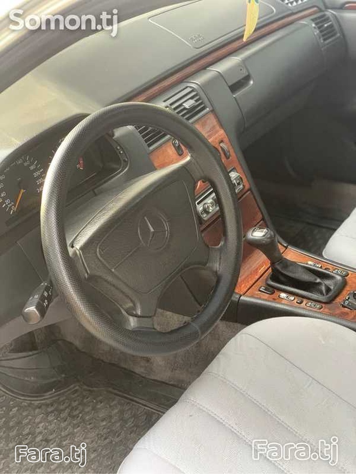 Mercedes-benz E class, 1998 (3) Mercedes-benz E class, 1998 (3)